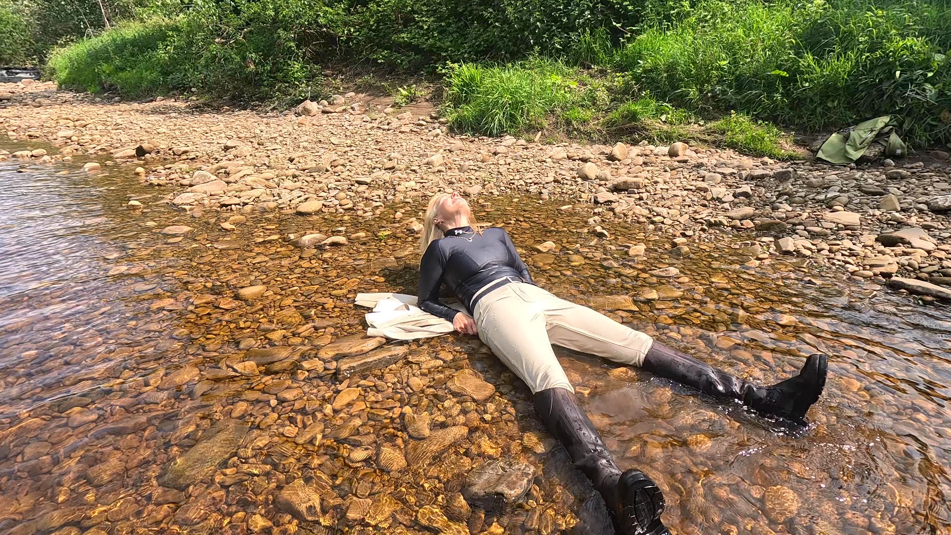 Video 114 – Happy and free in leather